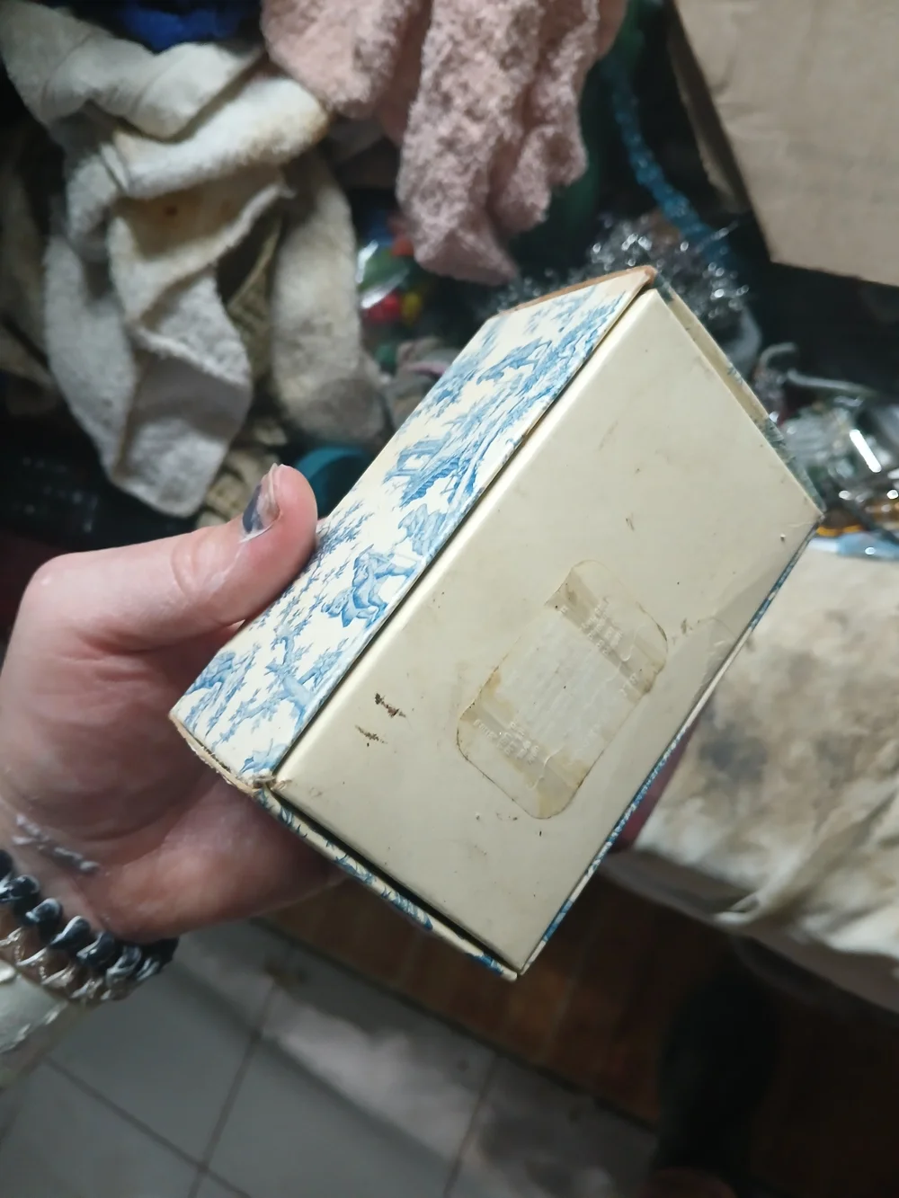 blue and white Toile de Jouy (or Chinoiserie-influenced pastoral) 4.5